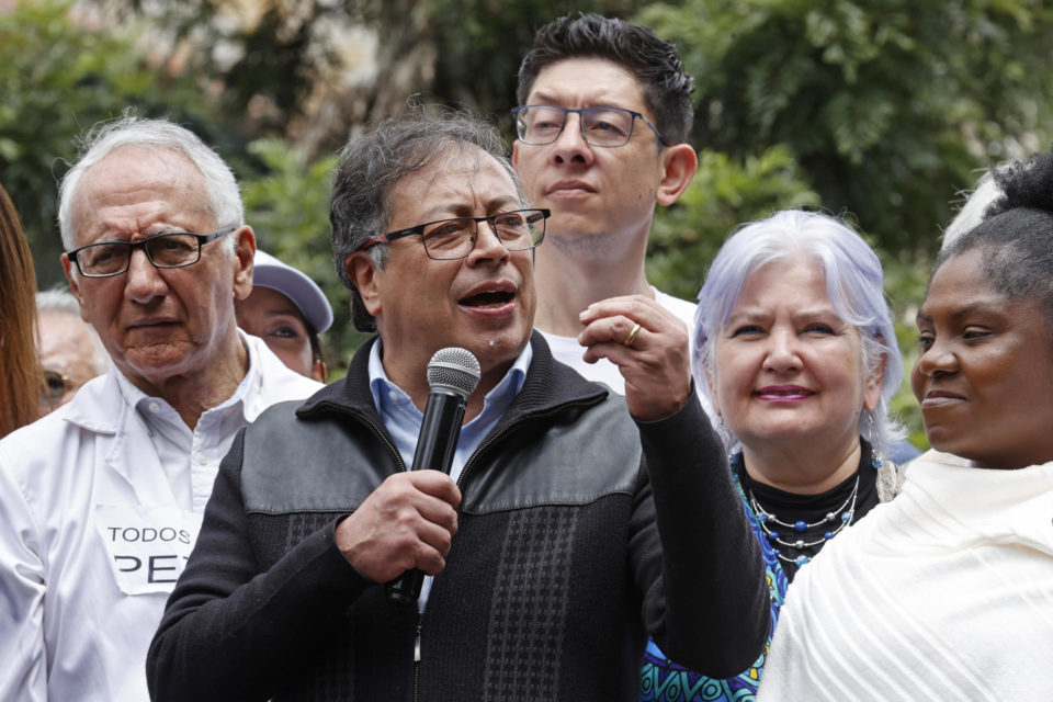 AMLO expresa "todo" su apoyo a Petro ante manifestaciones en Colombia