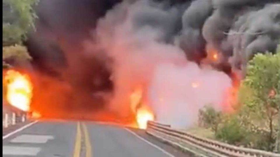 Arde pipa con combustible en la curva de la entrada a Taxco, en Guerrero (VIDEO)