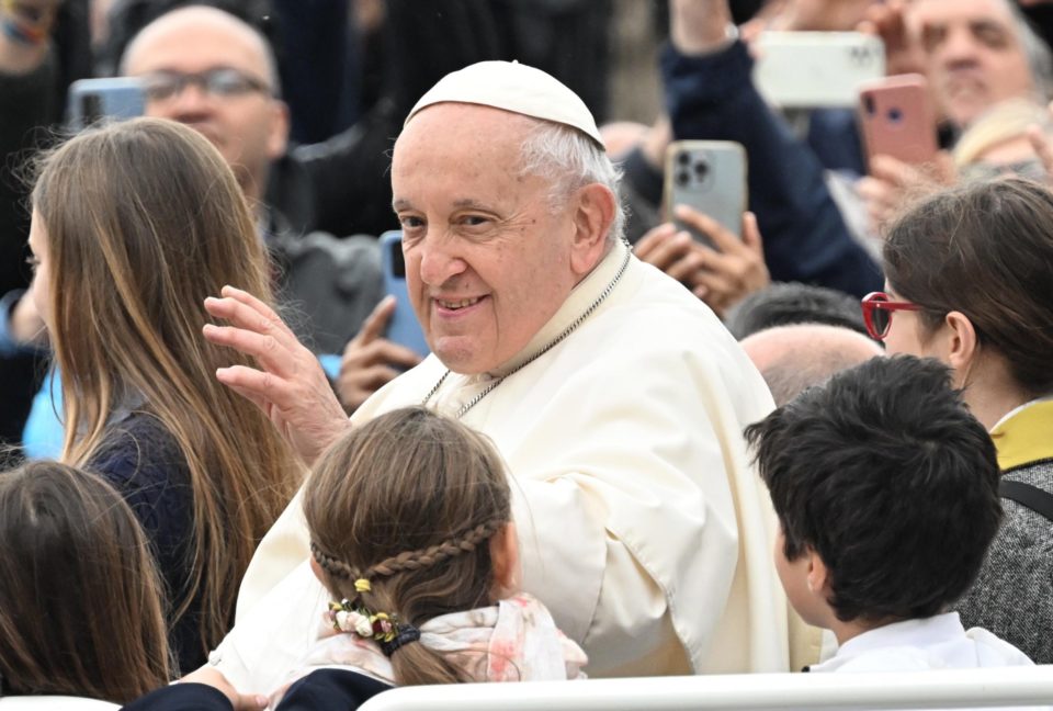 Papa Francisco pide a empresarios latinoamericanos que huyan "del beneficio a toda costa"