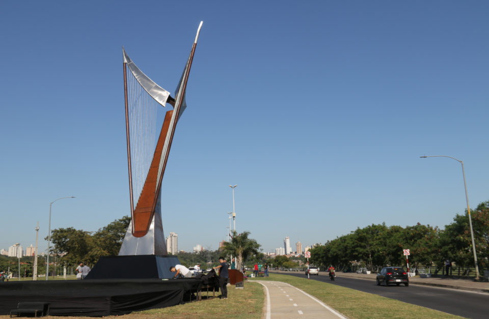 Un colosal monumento rinde homenaje a la típica arpa paraguaya