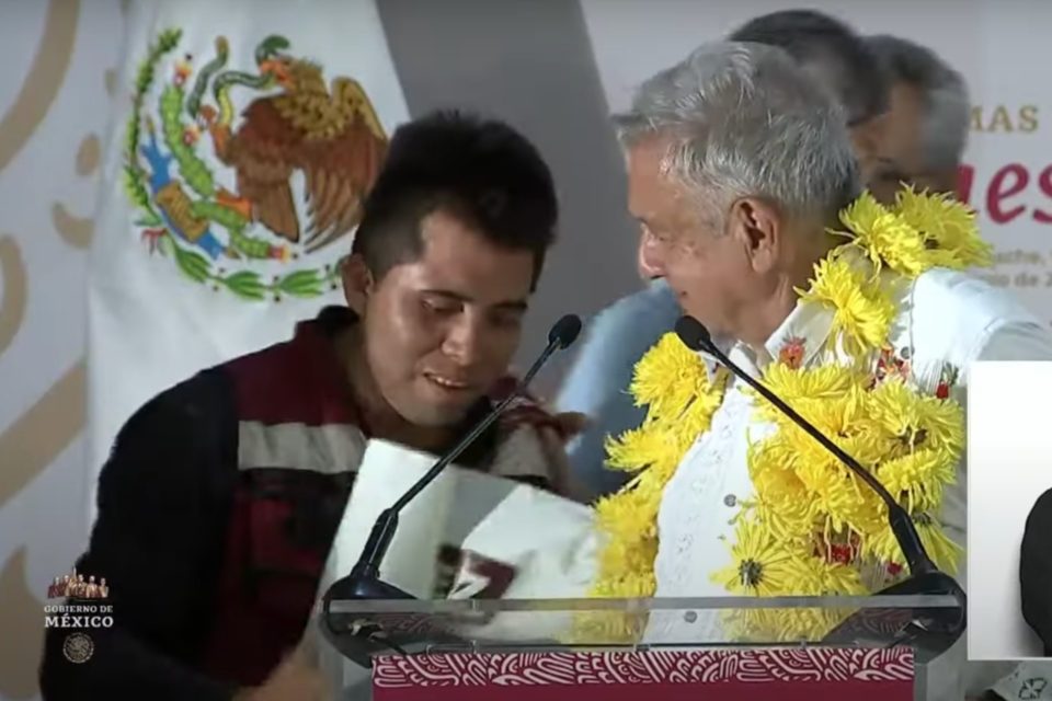 #Video Joven interrumpe discurso de AMLO para mostrar pancarta en favor de Adán Augusto López