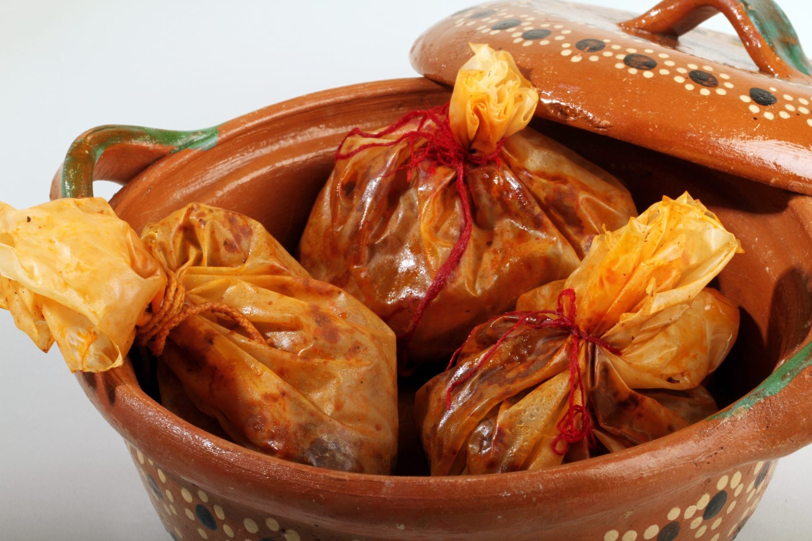 El mixiote es un platillo típico que se elabora con diferentes tipos de carne en una salsa de chiles.